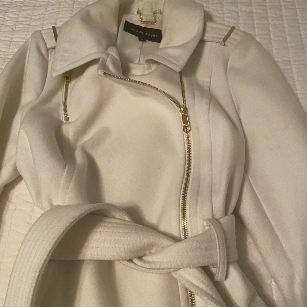 Cute cream winter trench coat, size small, only worn a few times
